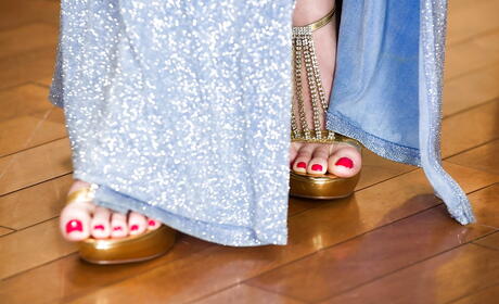 Peachy american milf Samantha Grace makes some foot fetish action 